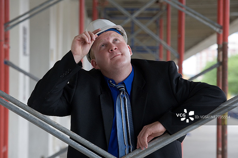 身穿西装的工程师检查脚手架图片素材