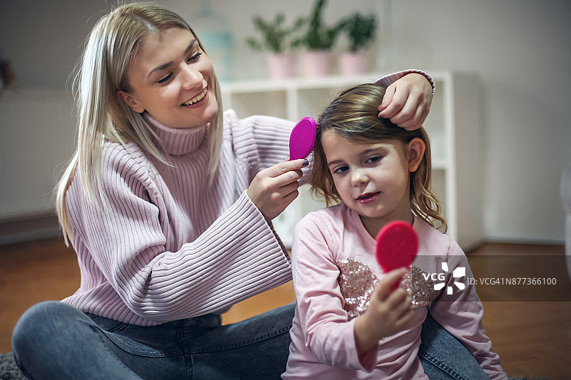 小女孩照镜子图片素材