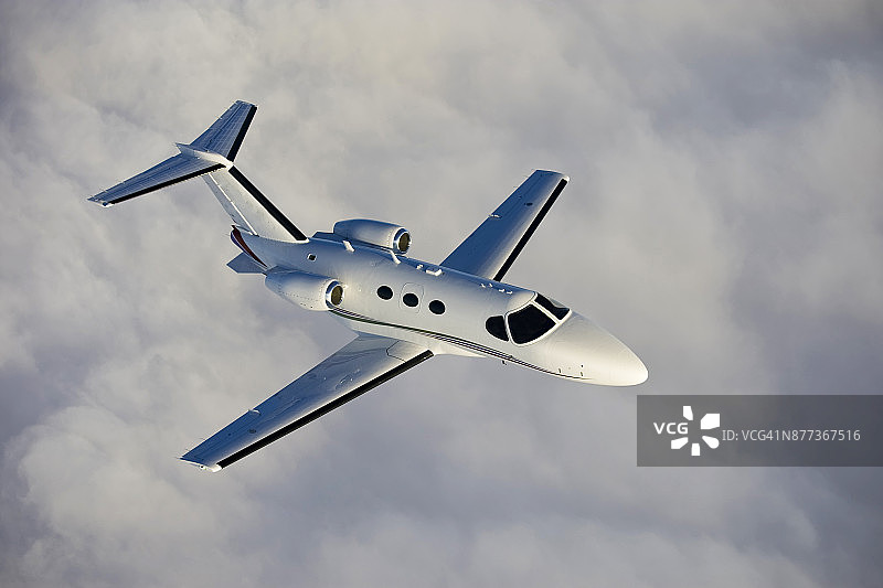 飞行中的公务机图片素材