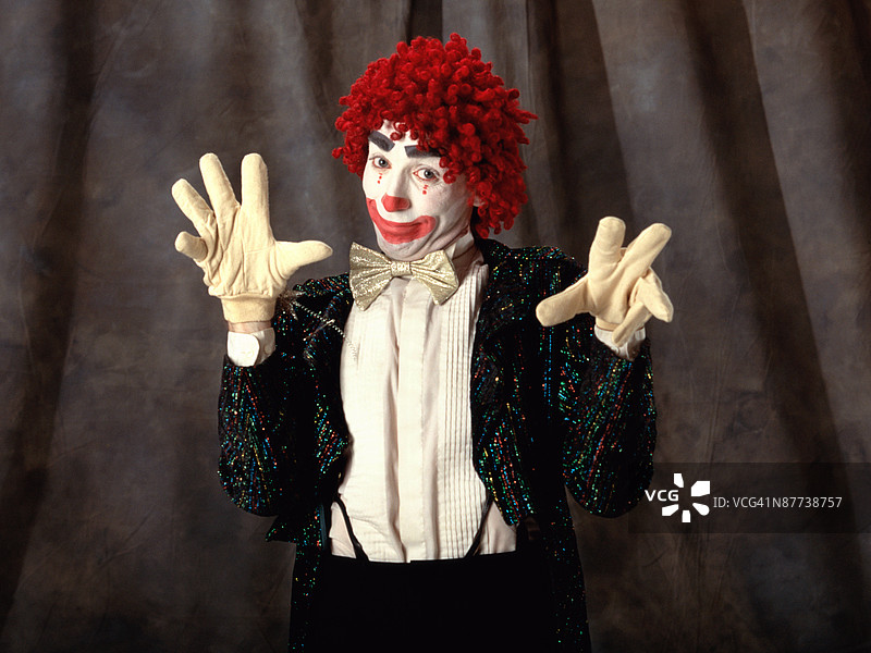 哑剧演员摆姿势看着观众图片素材