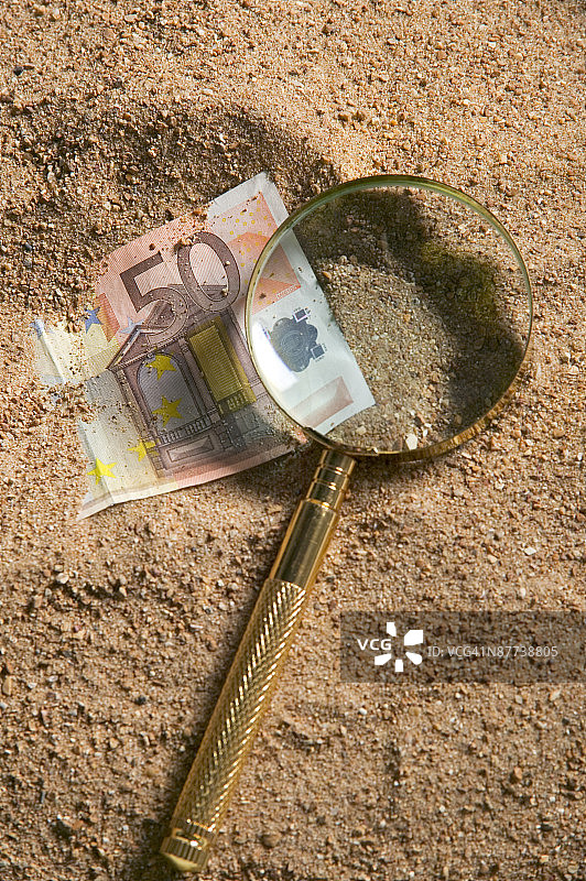 放大镜下的50美元纸币图片素材