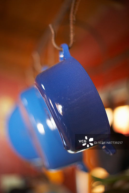 厨房悬挂的锅图片素材