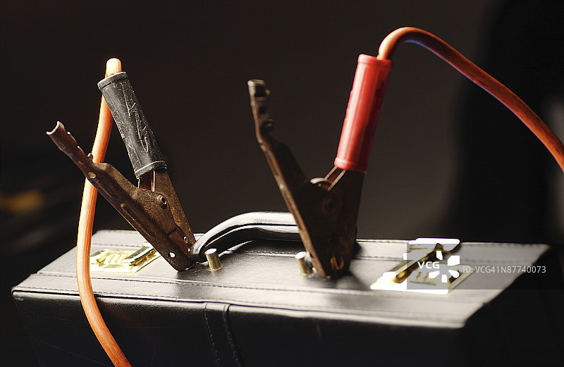 手提箱上的跨接电缆图片素材