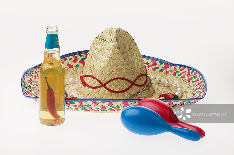 宽边帽、沙锤和啤酒图片素材