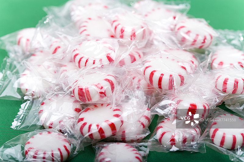 包装纸里的薄荷糖图片素材