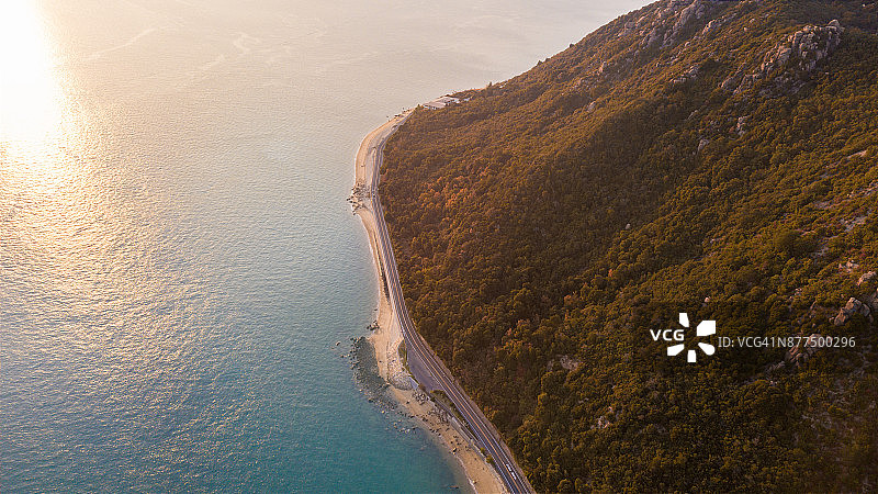 山海之间的蜿蜒公路鸟瞰图图片素材