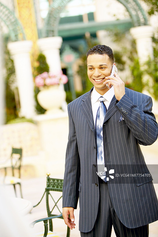 男子使用手机图片素材