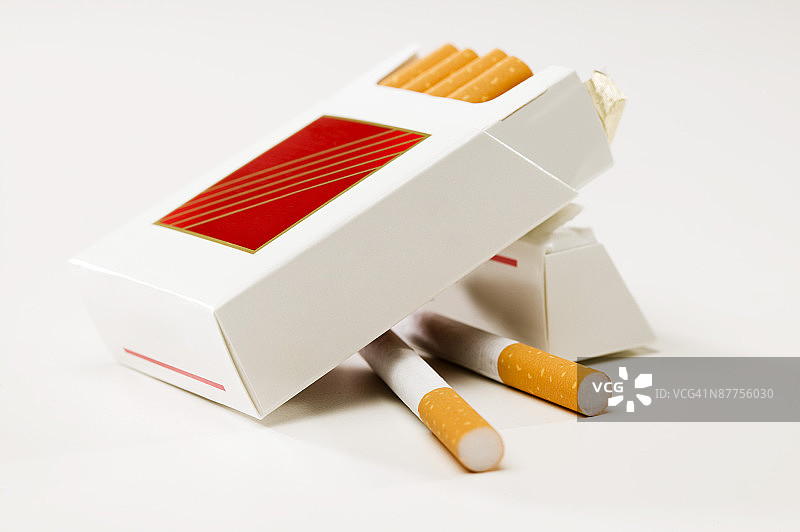 开启的香烟盒图片素材