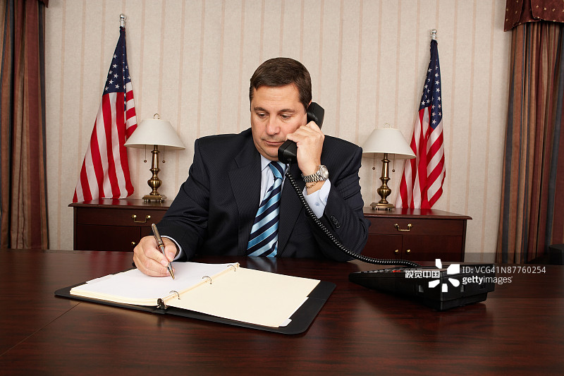 政客在办公室打电话图片素材