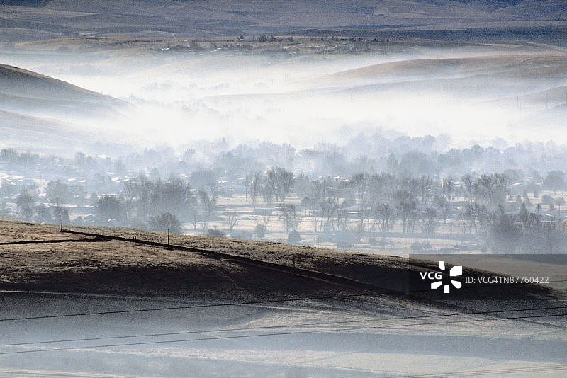 雾蒙蒙的景观图片素材