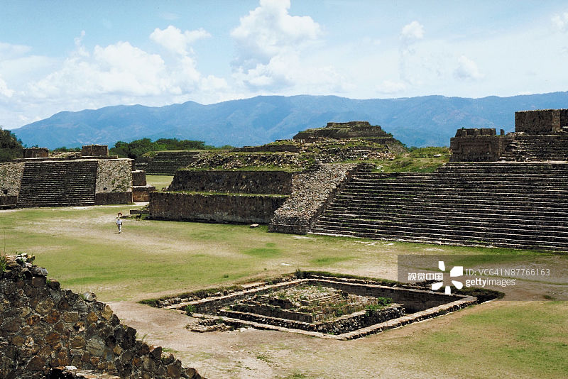 云天映衬下的历史建筑景观图片素材