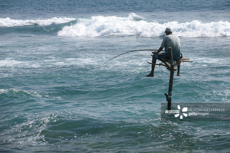 斯里兰卡印度洋立柱式捕鱼图片素材