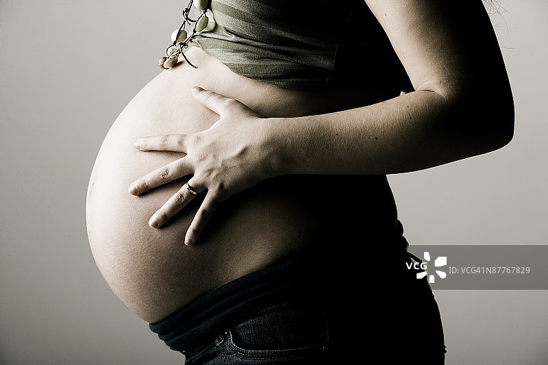 怀孕的少女图片素材