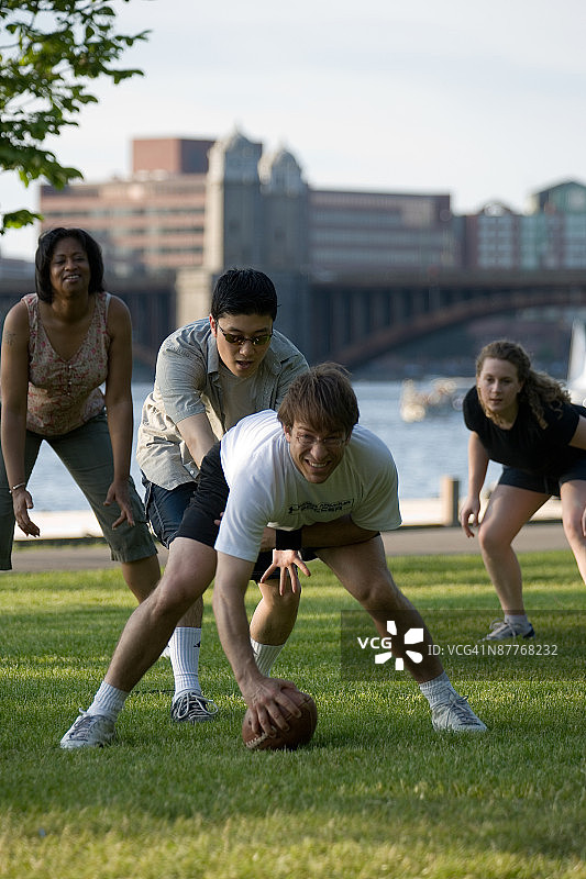 朋友们踢足球图片素材