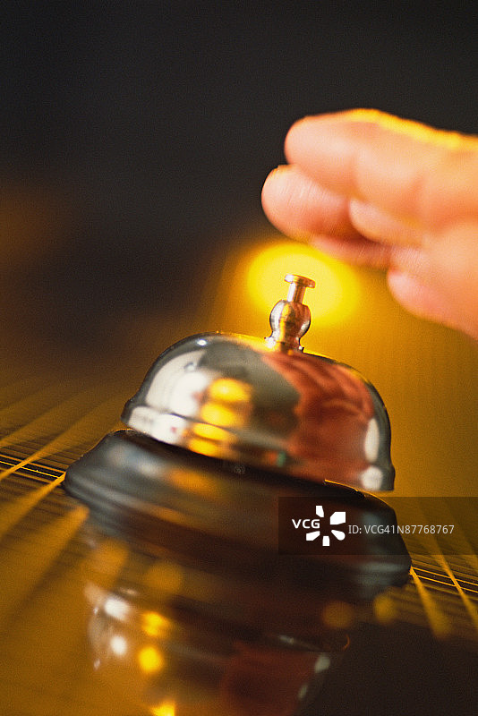 手在酒店摇铃寻求服务图片素材