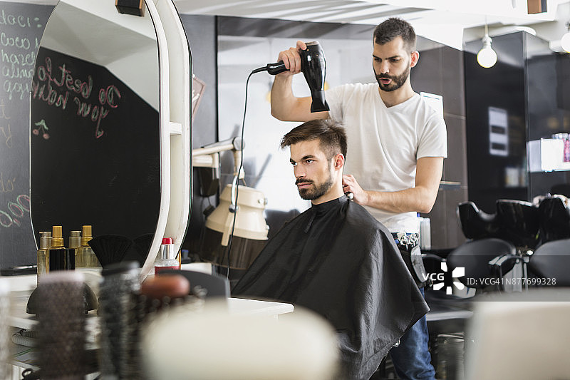 美发师吹干头发图片素材