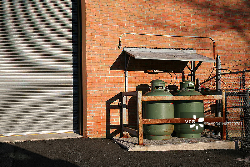 带两个储气罐的建筑外观图片素材