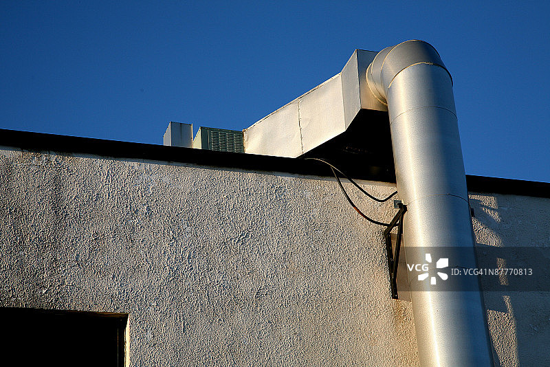 建筑物外部的管道图片素材