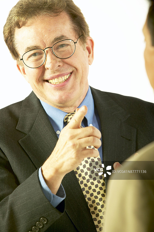 微笑的商人与同事交谈图片素材