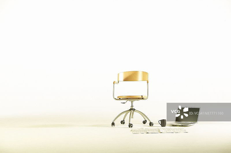 带笔记本电脑的空办公椅图片素材