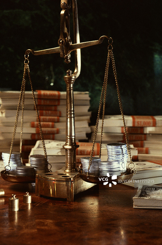 天平上的硬币图片素材