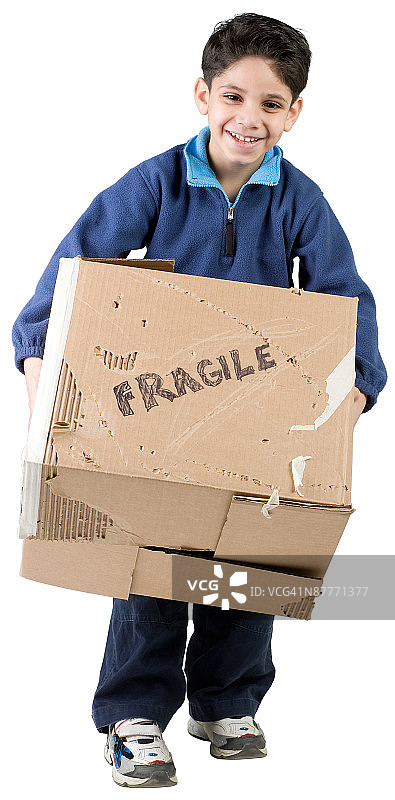 抱着破纸板箱的男孩图片素材