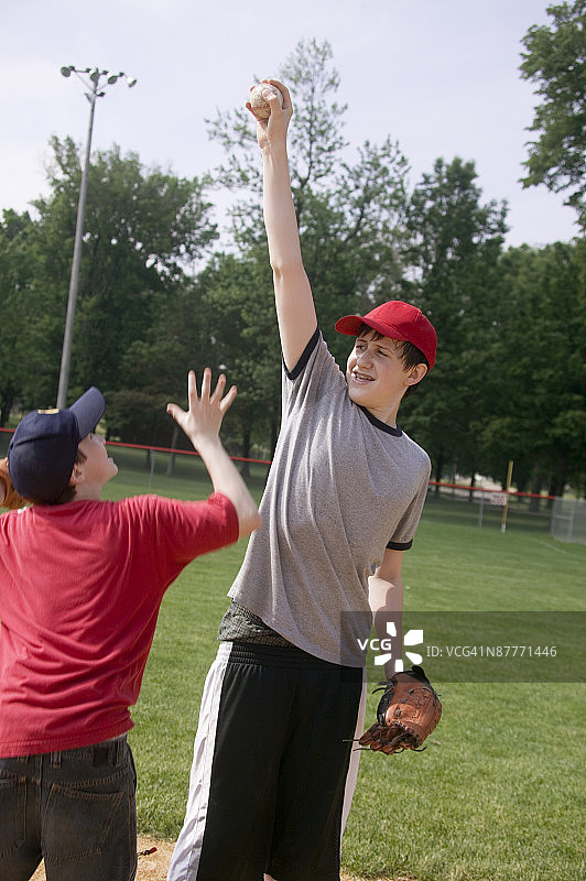 垒手持球阻止跑垒员图片素材