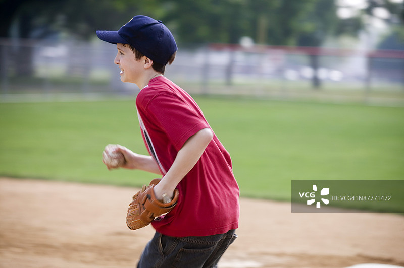 在垒道上的棒球运动员图片素材