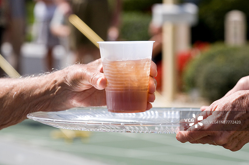 伸手拿冰茶杯的人图片素材