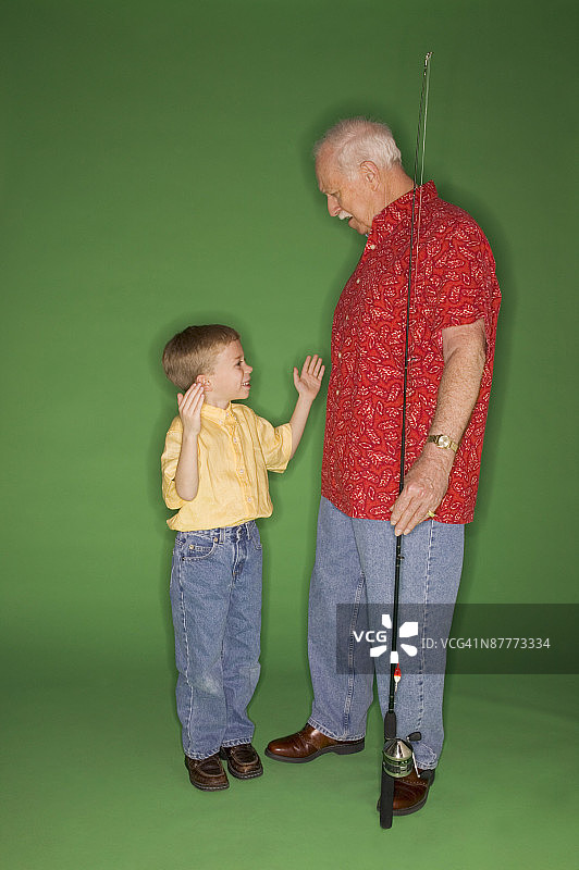 男孩和男人带着钓鱼竿图片素材