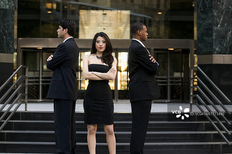 商务同事在建筑物前图片素材