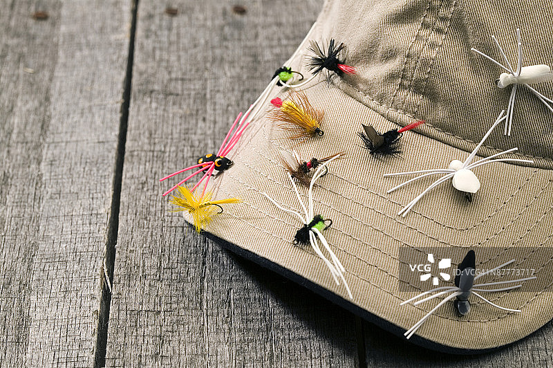 渔夫帽子上的钓鱼诱饵图片素材