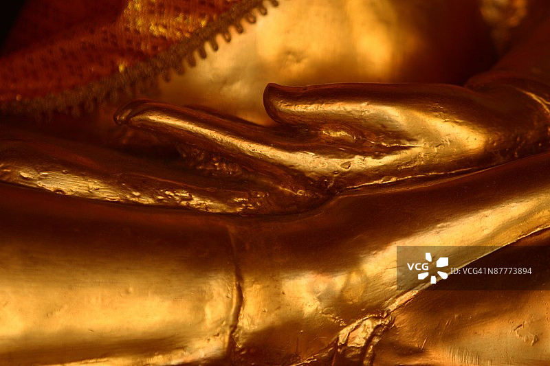 金色雕塑手图片素材