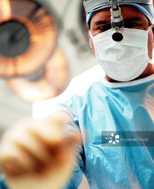 外科医生在手术中向下看图片素材