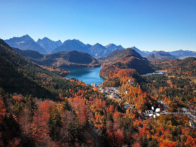 德国巴伐利亚阿尔卑斯山和阿尔卑斯湖的秋季航拍景色图片素材