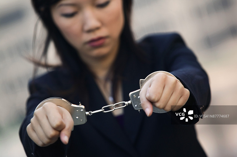 手铐上的女人图片素材