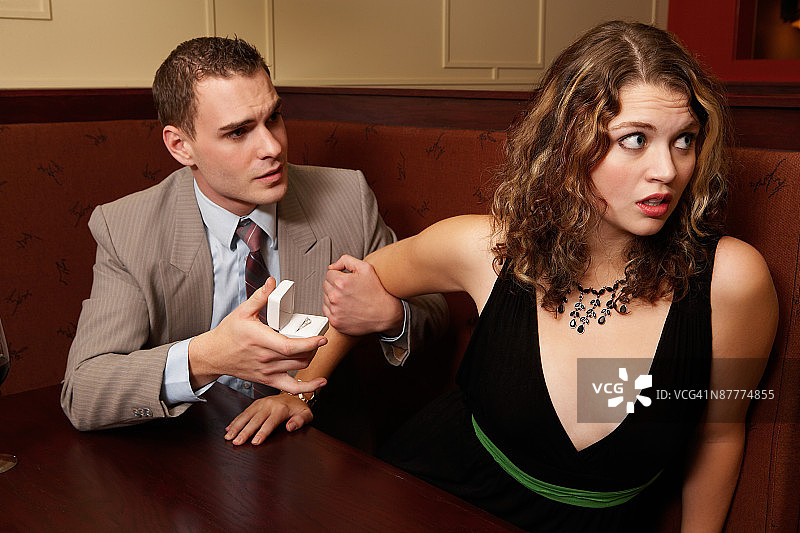 男人向犹豫的女人求婚图片素材