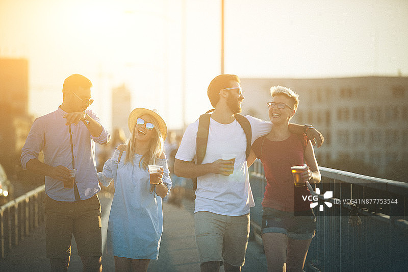 走过桥梁的人群图片素材