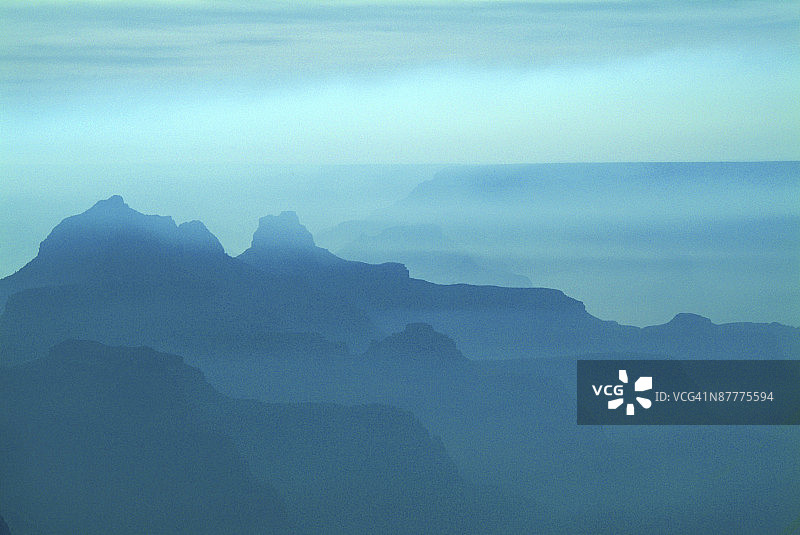 大雾和污染笼罩下的科罗拉多大峡谷图片素材