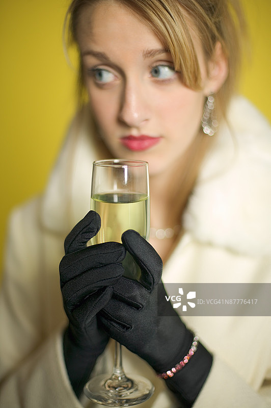 手持香槟酒杯的优雅女子图片素材