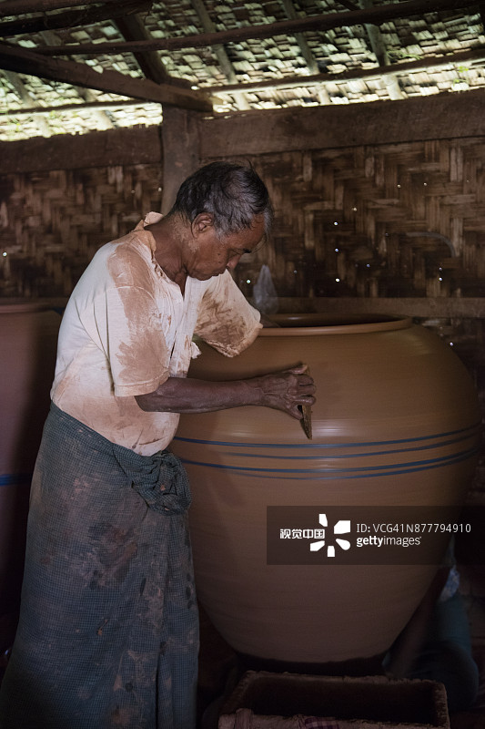 缅甸实皆省皎妙镇：陶艺师制作巨型陶罐图片素材