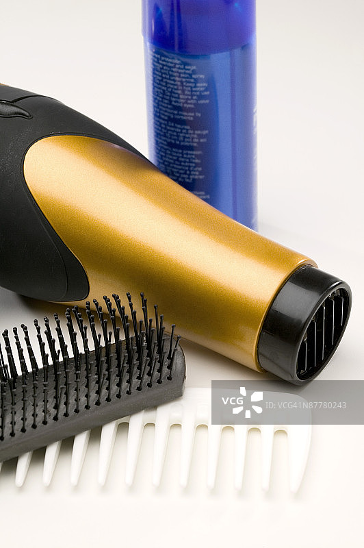 带吹风机和摩丝的刷子和梳子图片素材