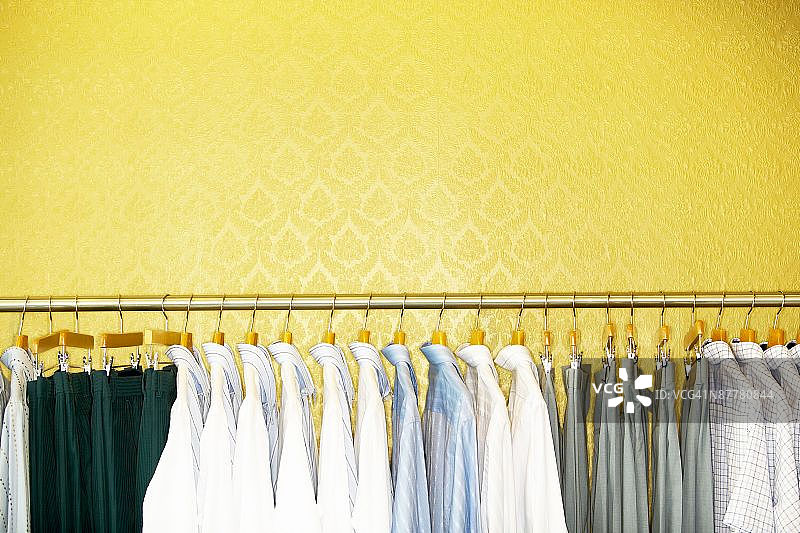 衣架上的衣服图片素材