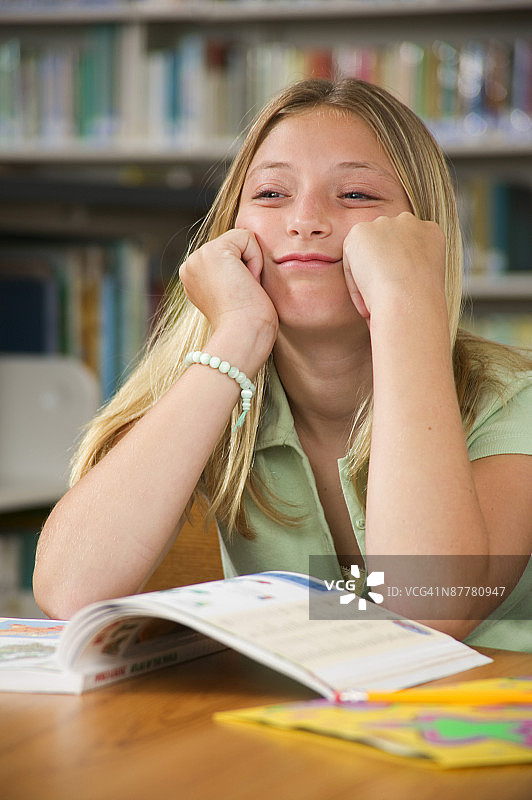 正在做白日梦的学生图片素材