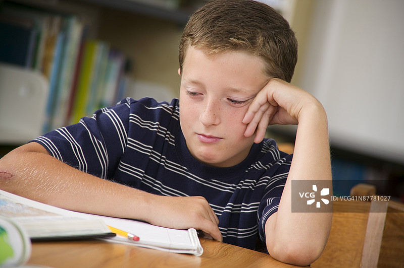 学生坐着阅读图片素材