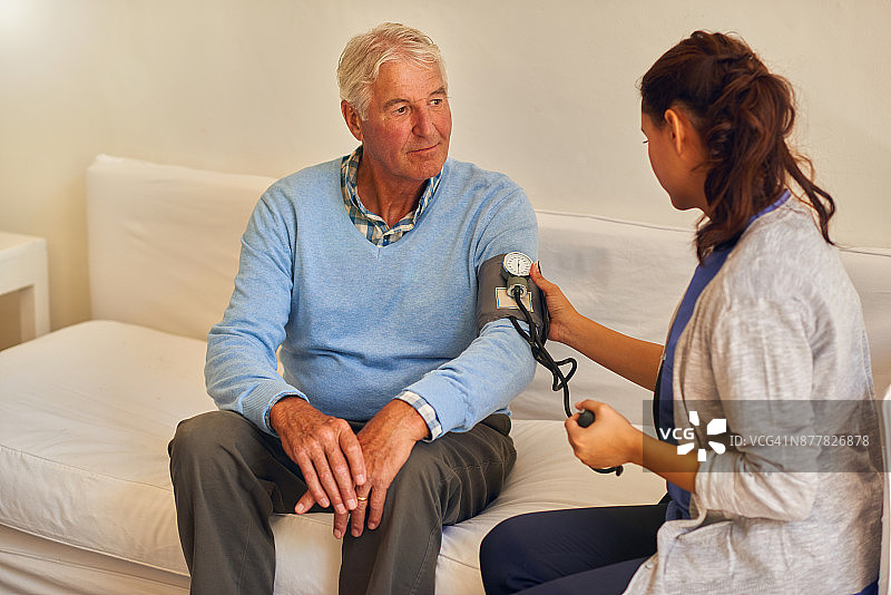 医疗家庭预约期间的年长男人们图片素材