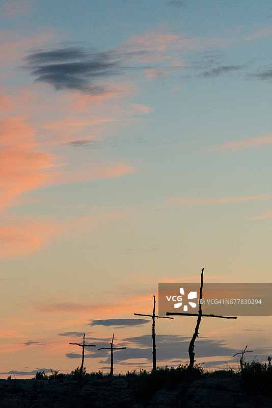前景是木制十字架的彩色日落天空图片素材