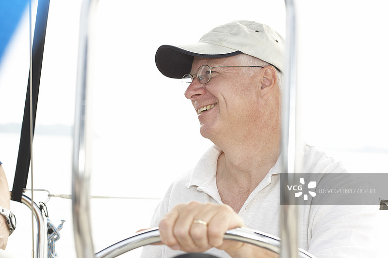 男子驾驶帆船图片素材