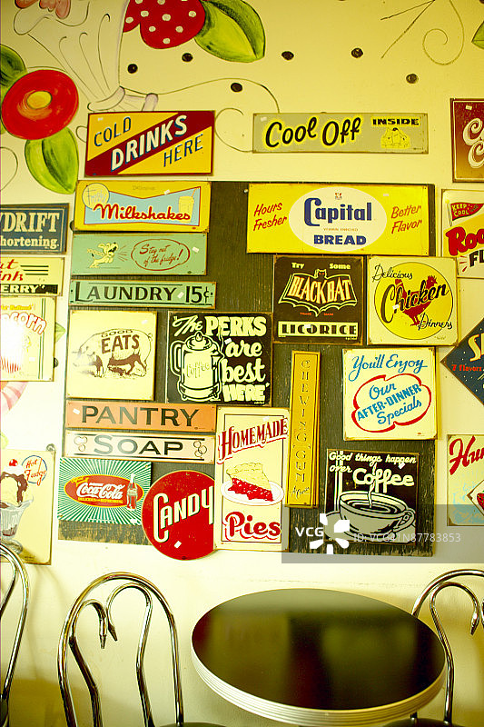 餐馆里的桌椅图片素材