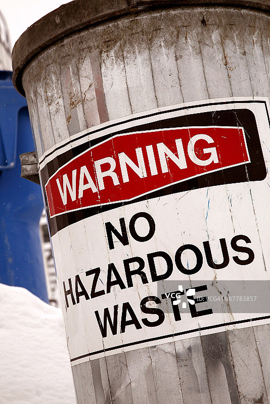 垃圾桶上禁止倾倒有害废弃物标志图片素材